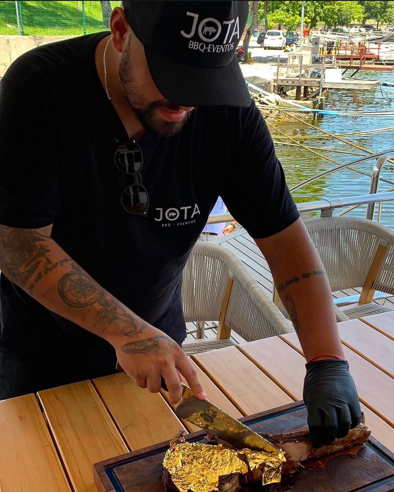 Jota Albuquerque finalizando um tomahawk com folha de ouro em evento numa marina