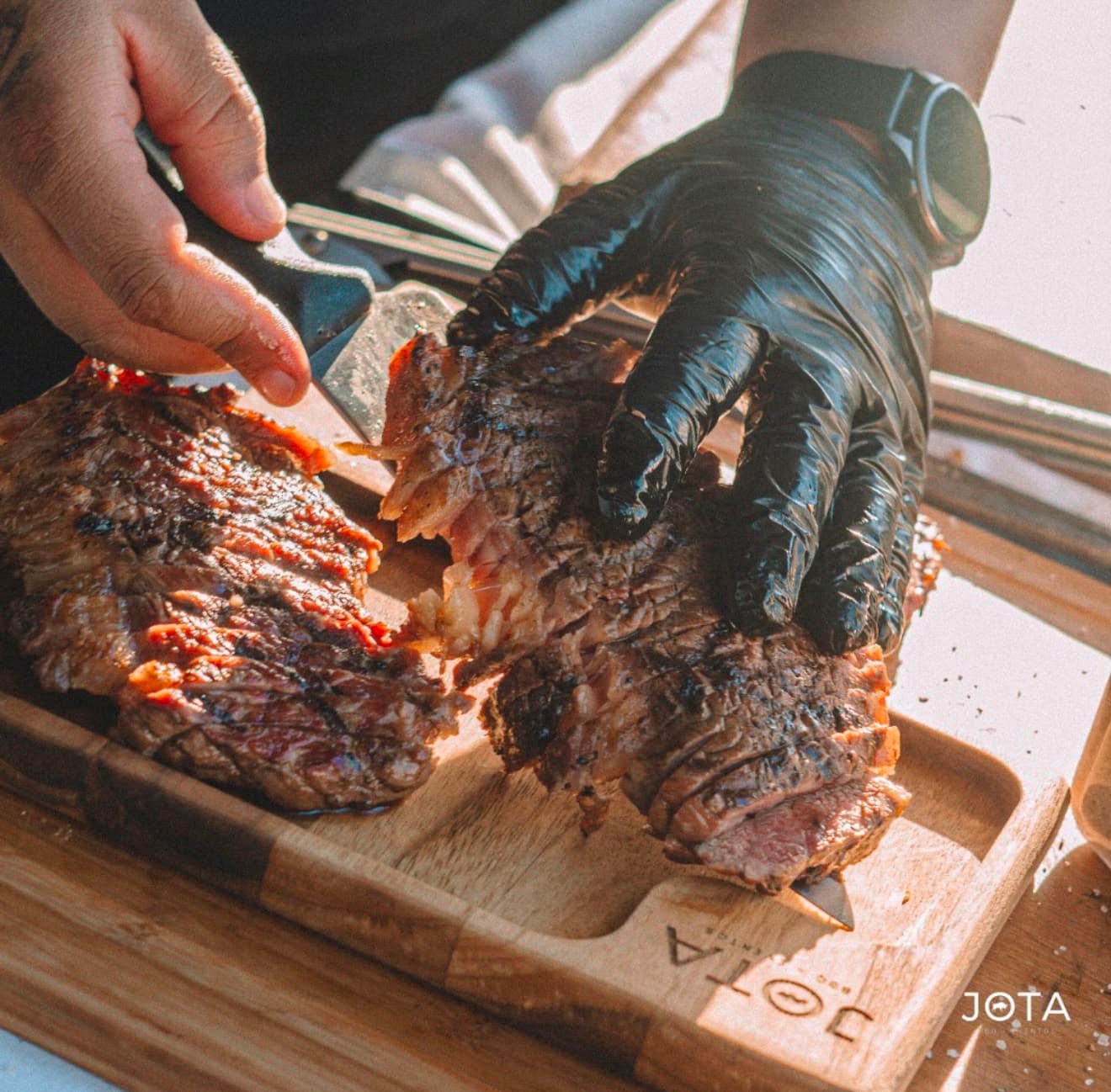 Corte selado no ponto, com a marca Jota BBQ Eventos