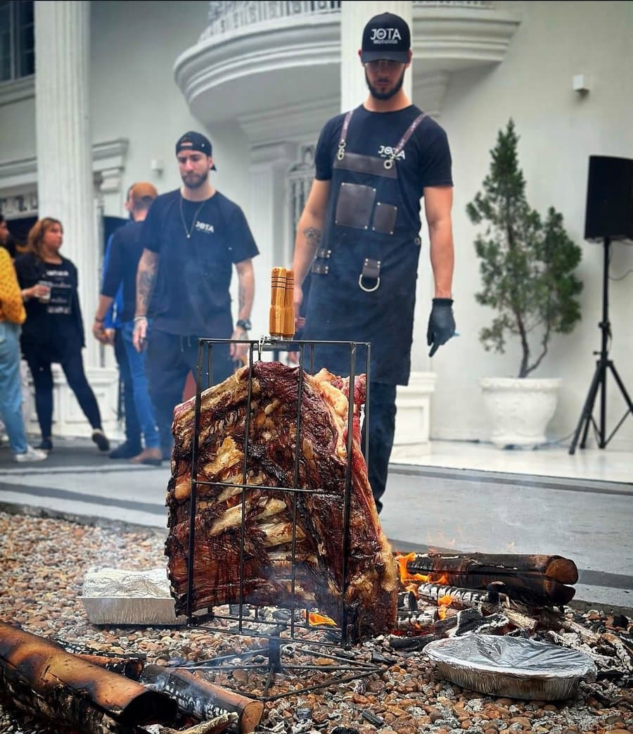 Costela no assador de cruz sobre fogo aberto, equipe Jota BBQ Eventos