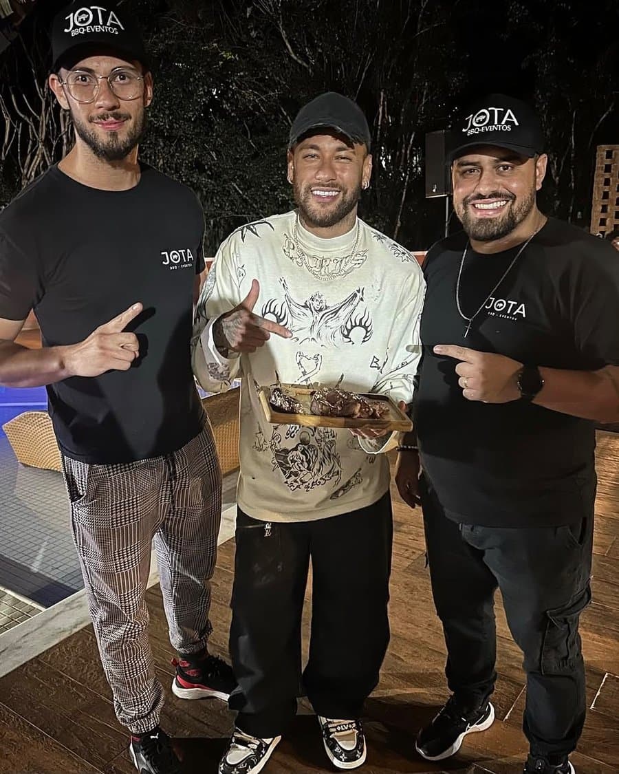 Jota Albuquerque e equipe Jota BBQ Eventos com Neymar Jr. em evento privado